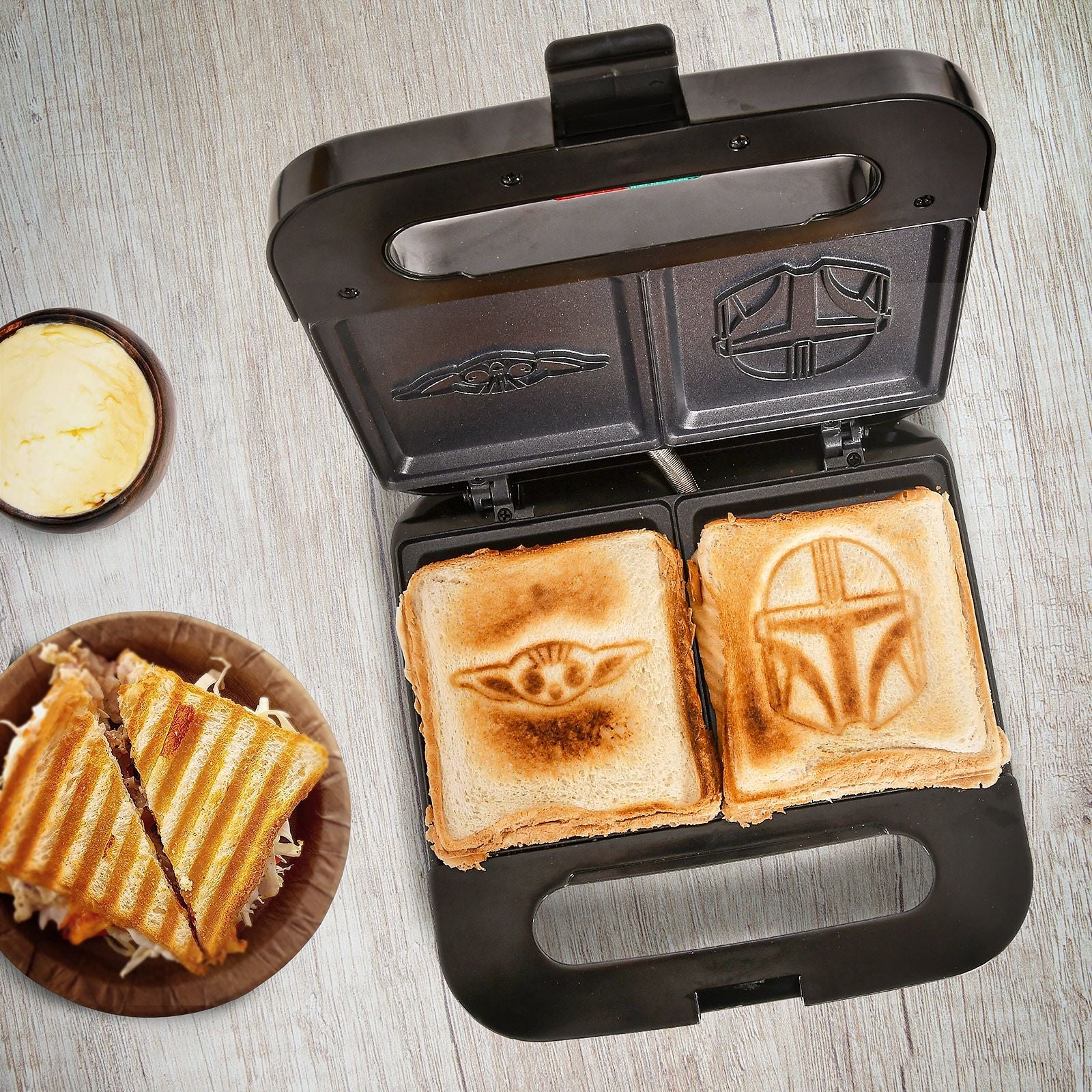 Star Wars The Mandalorian Electronic Grilled Cheese Toastie Maker - GeekCore