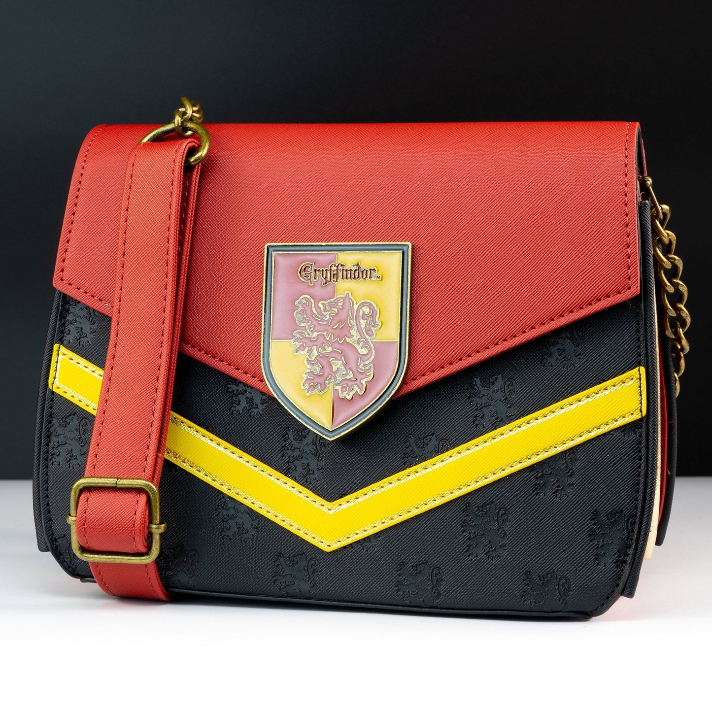 [OUTLET] Loungefly x Harry Potter Gryffindor Chain Strap Crossbody Bag - GeekCore