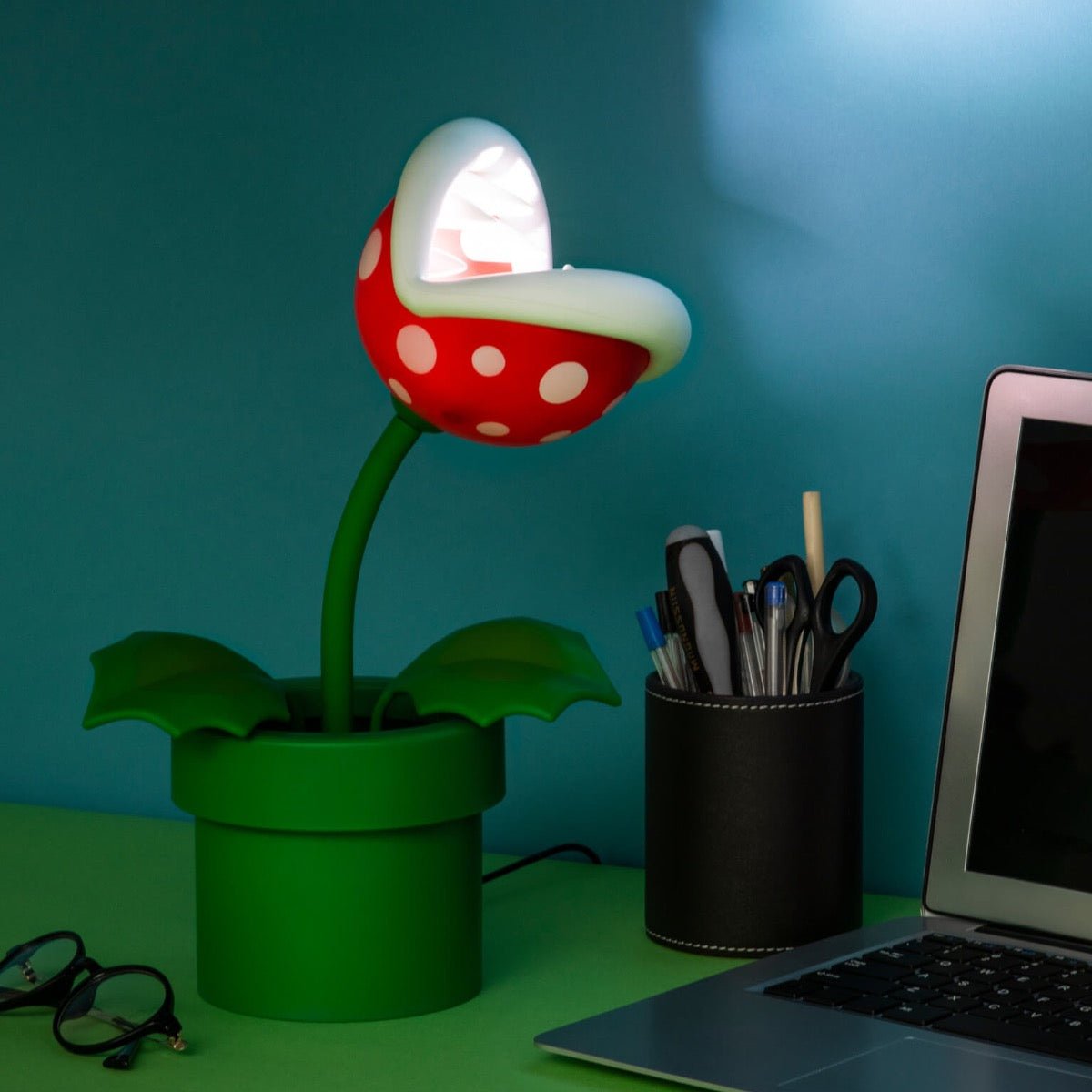 Super Mario Piranha Plant Posable Desk Lamp - GeekCore
